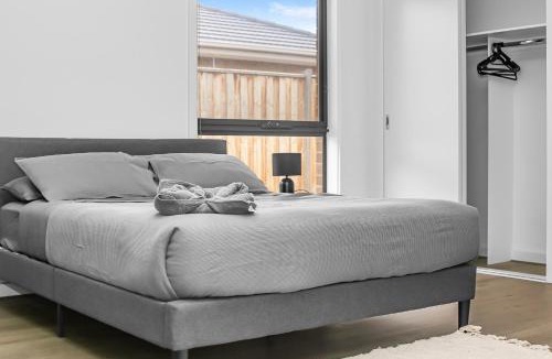 Mambourin House | ENTIRE 3BR Home Near Werribee Plaza Zoo with Free Parking