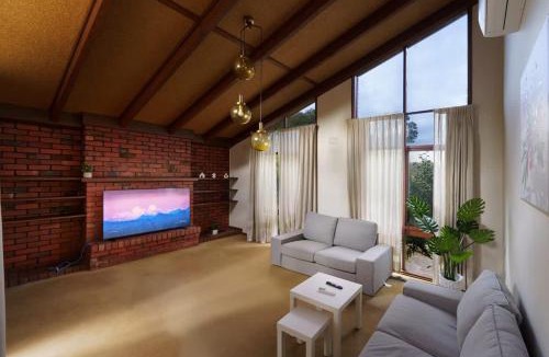 Surrey Hills House | Entire Cozy 4 Bedroom House Surrey Hills