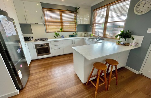 Queanbeyan House | Entire home, 5 ppl, 3 bd, air con, central