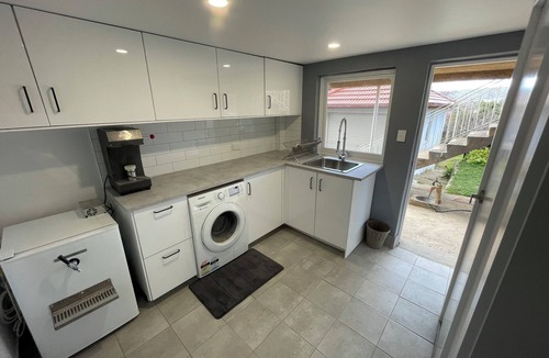 Queanbeyan House | Entire home, 5 ppl, 3 bd, air con, central