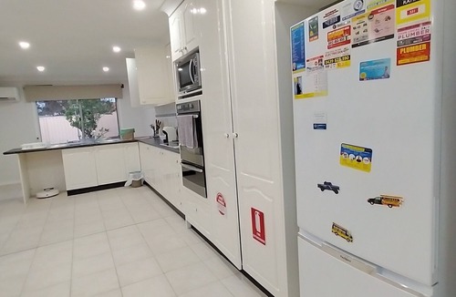 Kingswood House | Entire house, 4 BR, Secure backyard, free wifi,