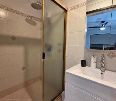 Kingswood House | Entire House, 4BR, Secure Backyard, Free WIFI