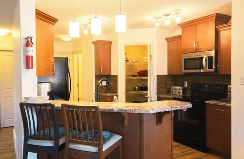 West Edmonton House | Entire Large|3BHome|King Bed| with A/C |Mins to WEM