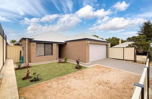 Geraldton House | Entire Spacious 4 BR Home near Beach, Foreshore, City Centre- Fantastic Location