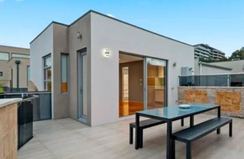 Maribyrnong Apartment | Entire studio with balcony