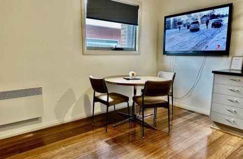 Penguin House | Entire Unit in Penguin with Free Parking