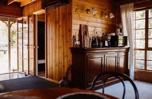 St Helens House | Erythos Cottage - close to town and cute as a button