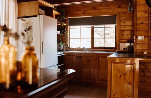 St Helens House | Erythos Cottage - close to town and cute as a button