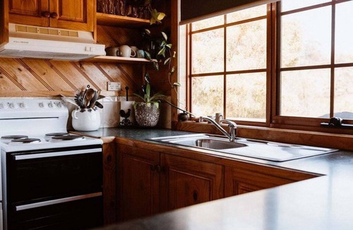 St Helens House | Erythos Cottage - close to town and cute as a button