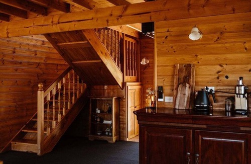 St Helens House | Erythos Cottage - close to town and cute as a button