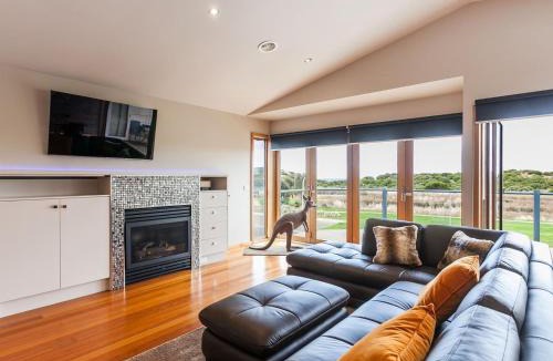 Torquay House | Esplanade Frontage 219a Sea Views Steps to the beach
