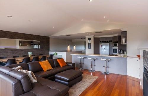 Torquay House | Esplanade Frontage 219a Sea Views Steps to the beach