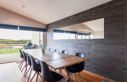 Torquay House | Esplanade Frontage 219a Sea Views Steps to the beach