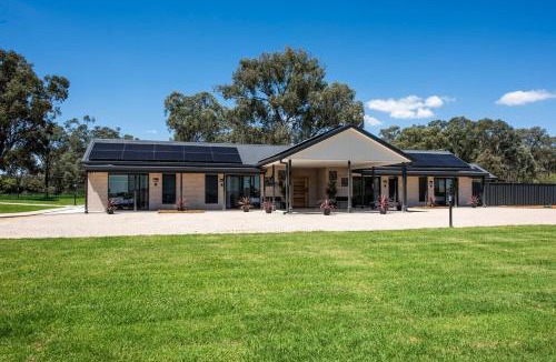 Central Mudgee House | Eucalyptus Suite - A Mudgee Nature Oasis
