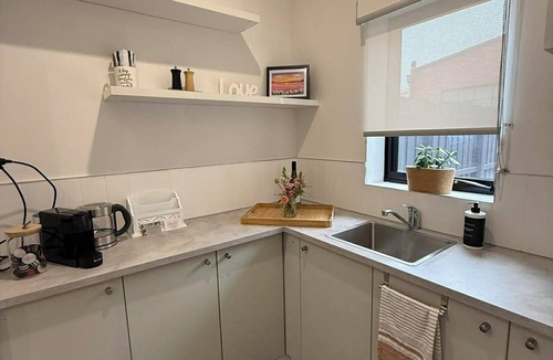 Oakleigh Apartment | Everything at your doorstep. Close to Monash University and Monash Hospital.