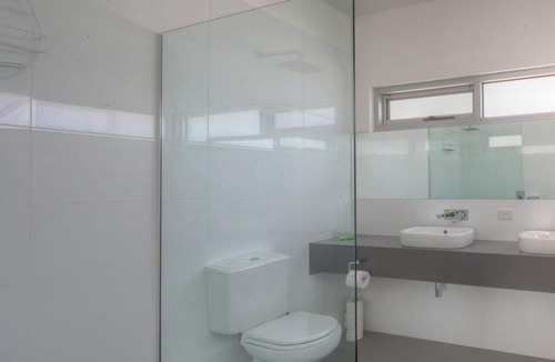 Port Fairy House | Excellent value for multiple families. Right behind the Surf Club.