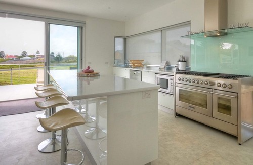 Port Fairy House | Excellent value for multiple families. Right behind the Surf Club.