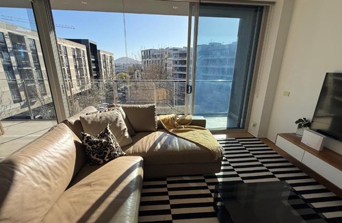 Capital Hill Apartment | Executive 2B2B Luxury Apartment Barton- 7-10 min walk to PH, M-Oval & Lake BG