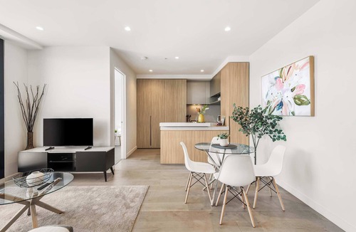 Port Melbourne Apartment | Executive apt. +views +parking in beachside resort