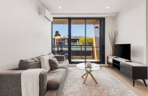 Port Melbourne Apartment | Executive apt. +views +parking in beachside resort