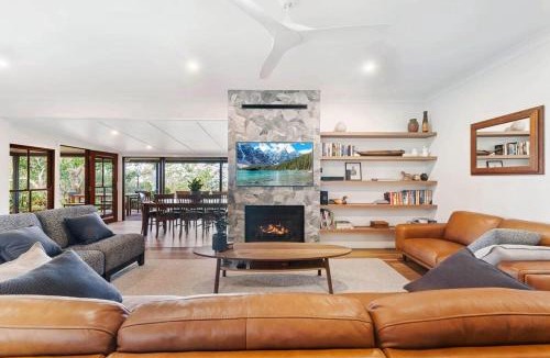 Balmoral Ridge House | Executive Paradise High on Hill with Incredible Views, Firepit & Games Perfect for groups of Family and Friends