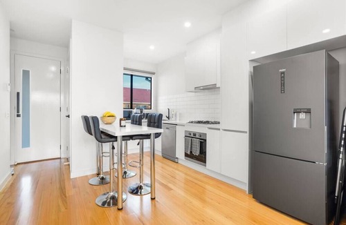 Altona North House | Executive Townhouse Living Perfect Altona Location*