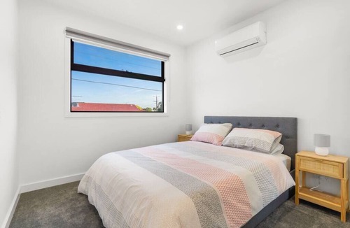 Altona North House | Executive Townhouse Living Perfect Altona Location*