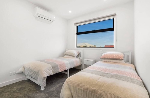 Altona North House | Executive Townhouse Living Perfect Altona Location*