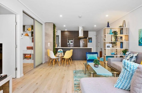 Chinatown Apartment | Exhibition St Retreat withParking