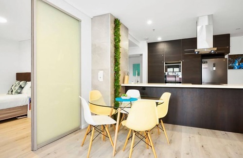 Chinatown Apartment | Exhibition St Retreat with Pool & Parking