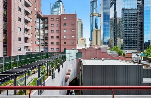 Chinatown Apartment | Exhibition St Retreat with Pool & Parking