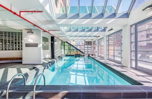 Chinatown Apartment | Exhibition St Retreat with Pool & Parking