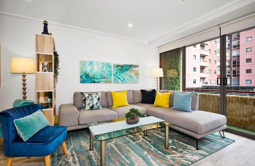 Chinatown Apartment | Exhibition St Retreat with Pool & Parking