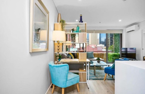 Chinatown Apartment | Exhibition St Retreat with Pool & Parking