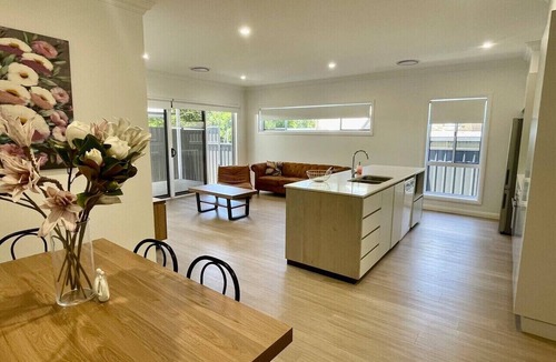 Wagga Wagga House | Experience contemporary living in this immaculate 3 bedroom home