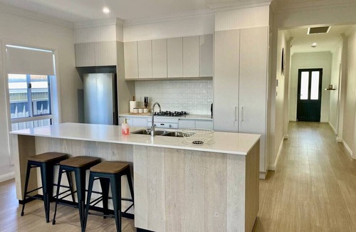 Wagga Wagga House | Experience contemporary living in this immaculate 3 bedroom home