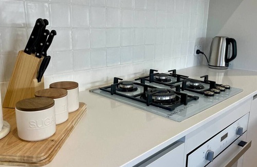 Wagga Wagga House | Experience contemporary living in this immaculate 3 bedroom home