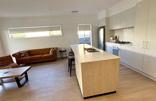 Wagga Wagga House | Experience contemporary living in this immaculate 3 bedroom home