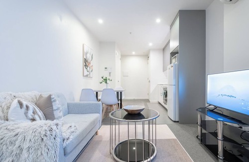 Melbourne Central Business District Apartment | Experience the Heartbeat of Melbourne CBD 1BR