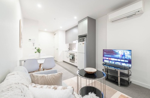 Melbourne Central Business District Apartment | Experience the Heartbeat of Melbourne CBD 1BR