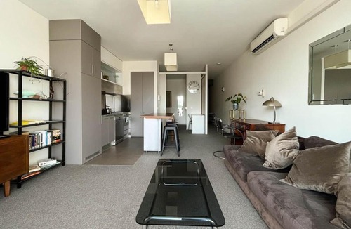 Windsor Apartment | Explore Melbourne from this Chic 1BR in Windsor