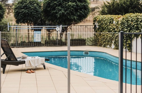 Spring Gully House | Exquisite Modern Retreat with Pool & Vineyard Views in Clare Valley