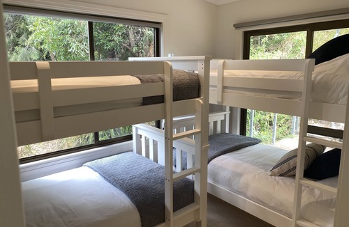 McCarrs Creek House | Extensive views across Pittwater, elegant & stylish