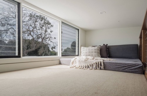 Blairgowrie House | Family and Pet Friendly Oasis with Playground close to Ocean Beaches and the Bay