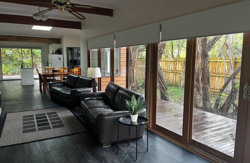 Tootgarook House | Family Beach House · Pets Welcome · Fenced Yard · 1km to Bay Beach · Sleeps 10