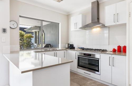 North Fremantle House | Family Comfort - Walk to Beaches, Train and Coffee