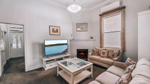 Bendigo House | Family Cottage