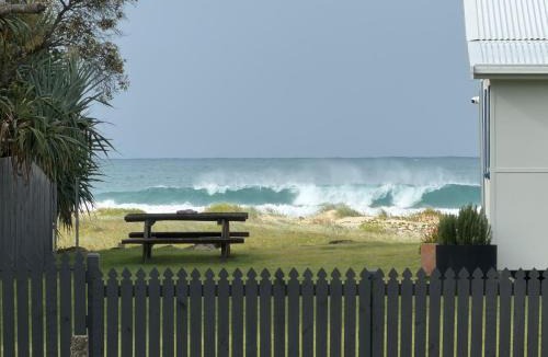 Brooms Head Apartment | Family & Couples Beachside Stay Ocean Glimpses 2 mins walk to the beach