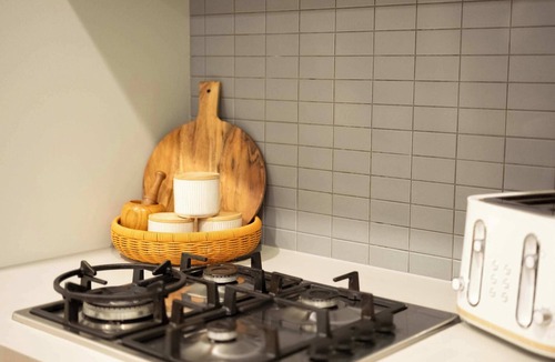 Clayton South Apartment | Family Cozy 2 Bed Apartment near Shops & Dining