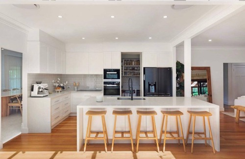 Picketts Valley House | Family Estate · Pool · Sleeps 12 · 5 to Beach